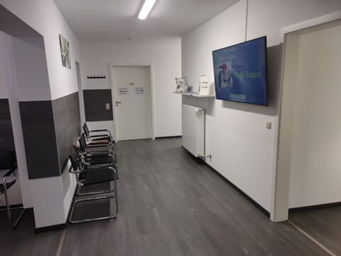 Kleiner Wartebereich - Gang zu Arztzimmer 1 und 2